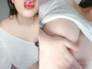 她那粉紅嫩穴微微張開 淫水不斷外流